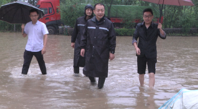 陈栋现场指挥抗洪抢险