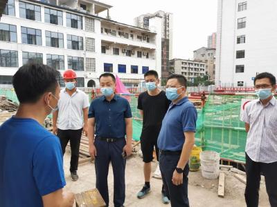 陈栋暗访疫情防控工作