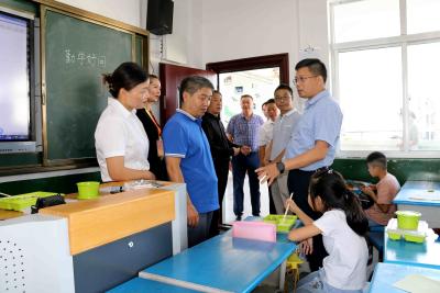 县领导检查指导县实验小学课后托管工作