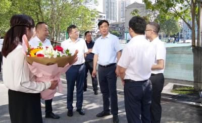 浓浓节日情，深深尊师意！罗兴斌、陈栋等县“四大家”领导看望慰问一线教育工作者