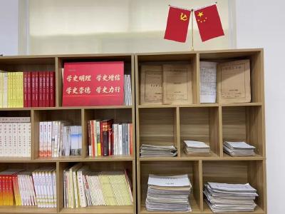 坚持26年，上海金山区老党员制作党史剪报百余册