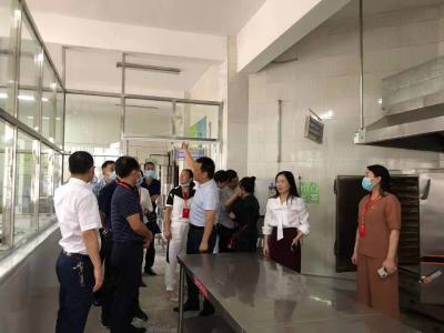 县政协民主监督守护师生舌尖安全