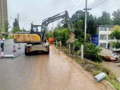 县公路局抢修汛期冲毁损坏的钢护栏