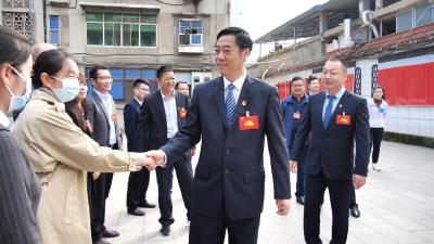县领导看望慰问县第十五次党代会代表