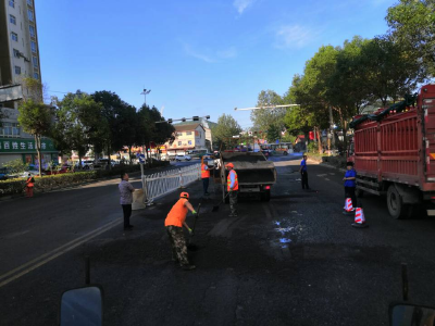 县公路局修补城市道路坑槽解决群众出行难题