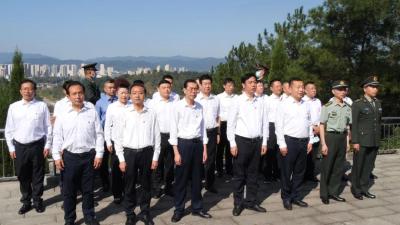鲜花祭英烈！罗兴斌、陈栋等县“四大家”领导同社会各界代表一起，缅怀先烈致敬英雄