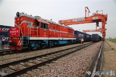 成本与海运差不多，省时20多天！中欧班列（武汉）开行火热，今年已往返330列