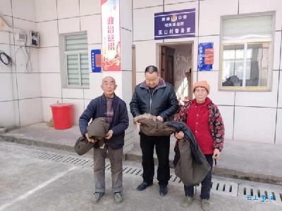 南漳县教育局为帮扶村困难群众送温暖