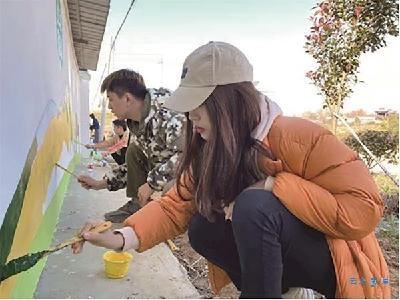 【热点关注】高校师生赴红安 手绘美丽乡村墙