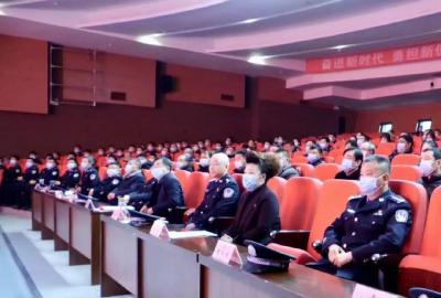 孙国强向全县公安民警祝贺节日，要求汲取榜样力量重整行装再出发