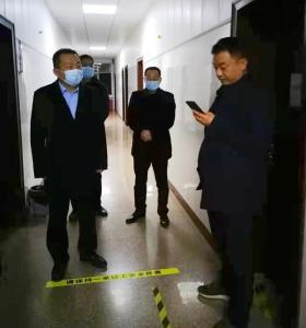 陈栋深夜暗访疫情防控工作