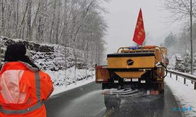 南漳公路部门快速反应战冰雪