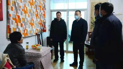 陈栋走访慰问困难党员、困难群众和道德模范
