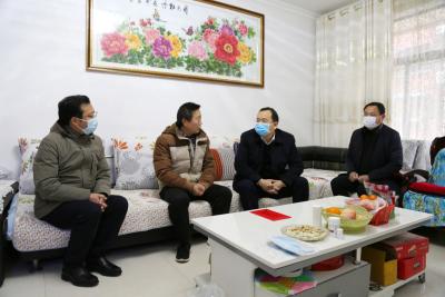 县领导看望慰问困难教师代表