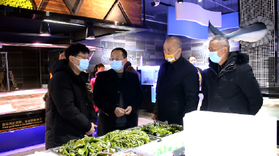 县领导检查元旦节前市场安全生产工作