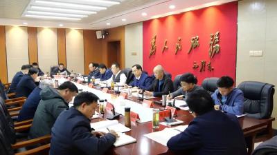 陈栋主持召开县政府常务会议