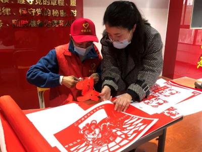 【热点关注】安徽滁州：青年志愿者进社区陪老人剪纸画