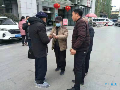 南漳公路局慰问生病住院的贫困群众