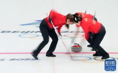 北京冬奥会女子冰壶循环赛中国队8:4战胜英国队
