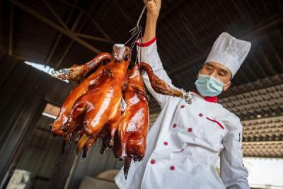 北京冬奥村一天中午最高峰消耗80只烤鸭