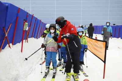 【热点关注】奥运冠军当志愿者 带领防疫一线医护人员子女体验滑雪