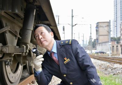  【热点关注】29年，火车司机周义村安全行车超100万公里