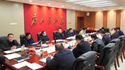 陈栋主持召开县政府党组中心组学习暨第二次常务会议