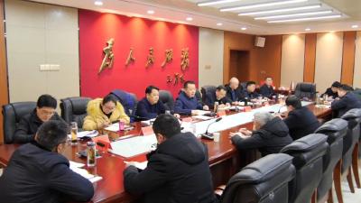 陈栋主持召开县政府工作例会