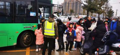  【热点关注】武汉公交P30路有群“护学使者”