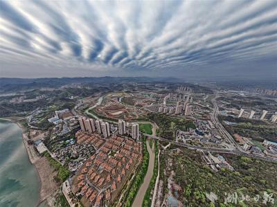 【热点关注】宜昌上空出现壮观的条状云景观