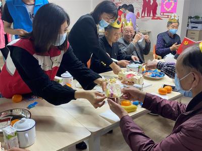 【热点关注】武汉韵湖社区举行老党员红色生日会 共忆峥嵘岁月
