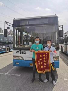 【热点关注】见义勇为扑灭着火车辆！这位武汉公交司机获赠锦旗