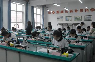南漳县2022年初中理化生实验操作考试顺利进行