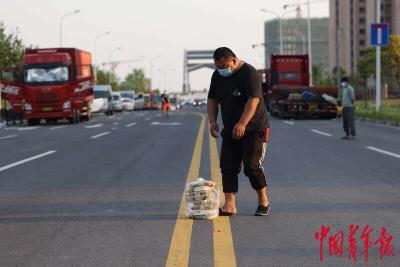 【热点关注】疫情下 滞留在上海景东路的卡车司机