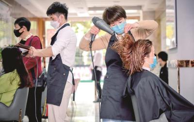 【热点关注】武汉首家“无声理发店”：6位聋哑理发师 巧手赢得回头客