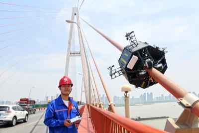 “蜘蛛侠”爬上了长江大桥，身怀哪些“绝技”？