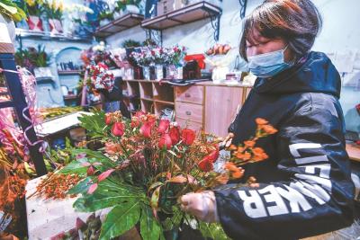 【热点关注】“520”催热江城鲜花市场 价格与往年相差不大 年轻人更偏爱定制款