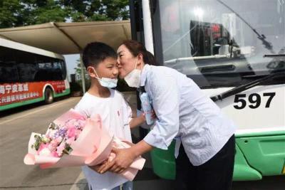 【热点关注】暖心！武汉公交女司机收到孩子母亲节的祝福