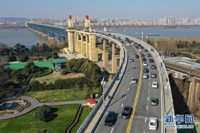 南京长江大桥：跨越天堑的“争气桥”