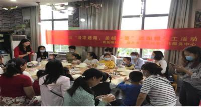  【热点关注】武汉青鱼嘴社区组织医护家庭亲子活动，手工制作遮阳帽