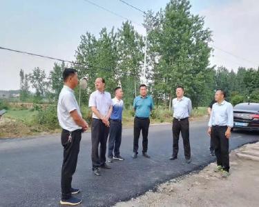 县领导调研清泉小学门前路面整修工作