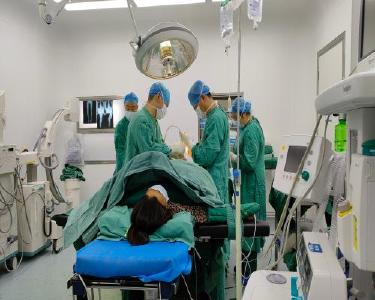 县人民医院成功实施第50例人工全膝关节置换手术