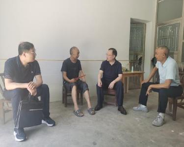 县领导开展“七一”走访慰问困难党员活动