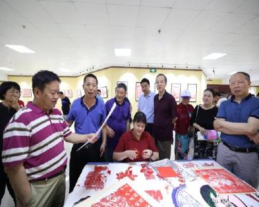 中国著名作家采风团到南漳采风