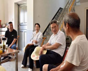 市政府领导到我县开展下基层实践活动
