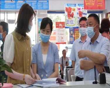 县领导调研城乡居民医疗保障工作