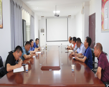 县领导深入企业开展下基层实践活动