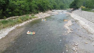 湖北南漳：炎炎夏日 漂流备受青睐