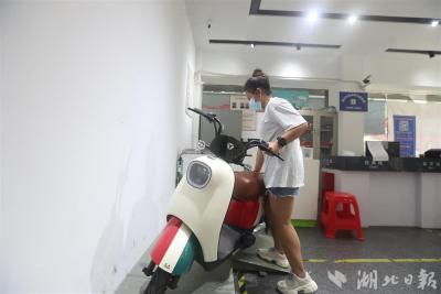启用电子行驶证一月 武汉3.4万电动自行车主便捷上牌