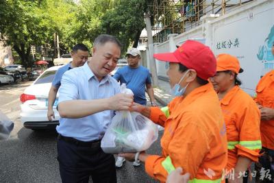 【热点关注】武汉城管为环卫工人送“清凉大礼包”